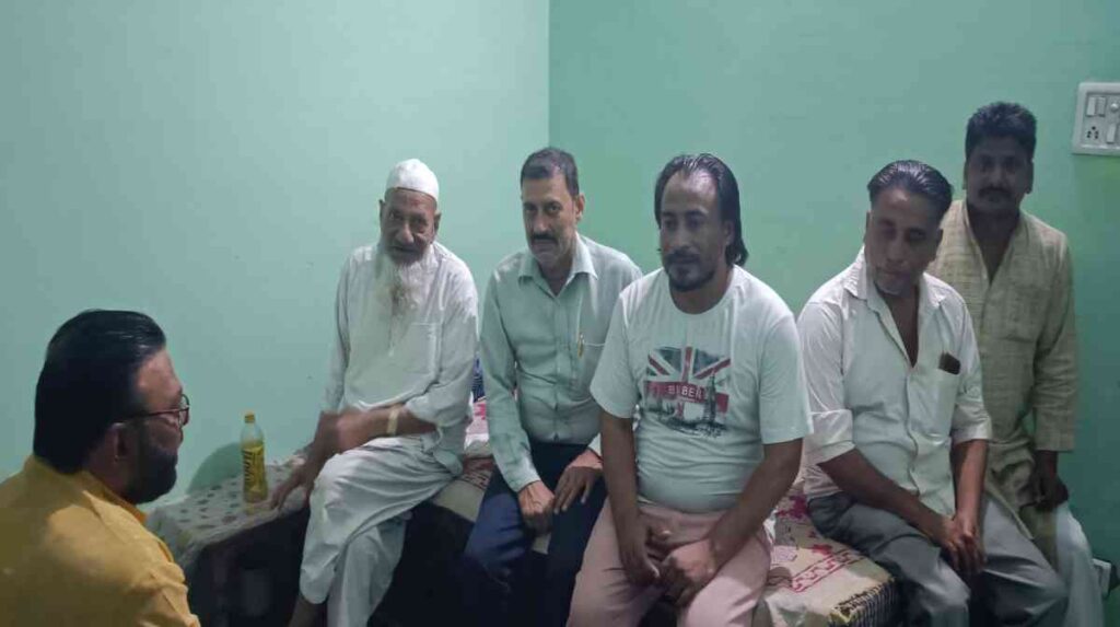 हाजी निसार अहमद के घर शोक जताते विधायक मनोज पारस