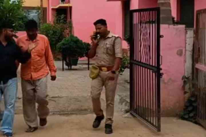 शव को पोस्टमार्टम के लिए बिजनौर के जिला अस्पताल भेज दिया गया है।