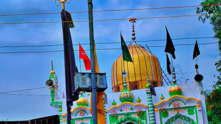 दरगाह ए आलिया नज्फे हिंद पर चल रही सालाना मजलिस - सांसद, विधायक पहुंचे।