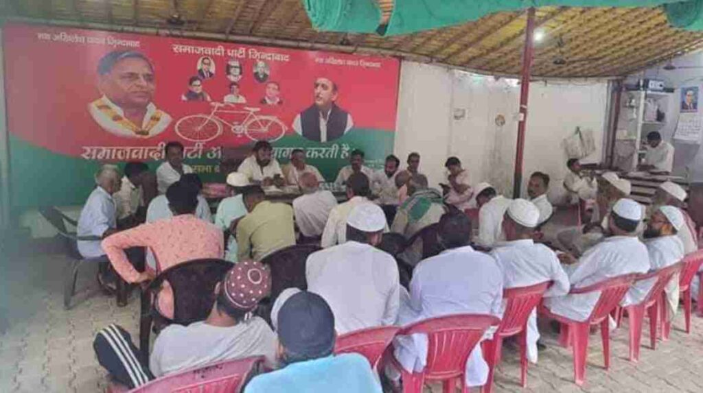 विधायक मनोज पारस जनता दर्शन के दौरान लोगों की समस्याएं सुनते हुए (31 मई 2025, नगीना)