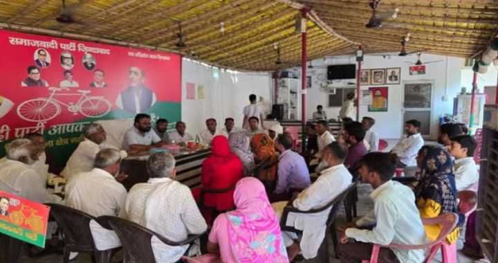 जनता की सेवा में तत्पर विधायक मनोज पारस, नगीना कैंप कार्यालय पर सुनीं जन समस्याएं